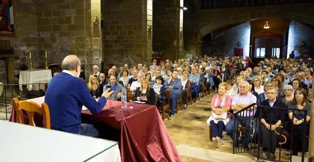 L&#39;església de Santa Maria de Linyola plena de gom a gom per escoltar a Antoni Bassas