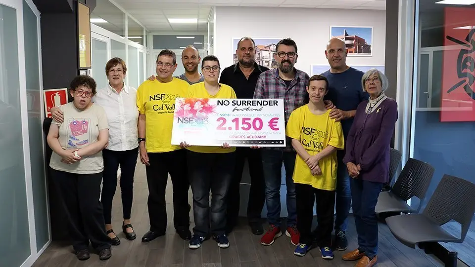 Imatge de l'acte d'entrega del donatiu per part del Festival No Surrender a l'associació ACUDAM