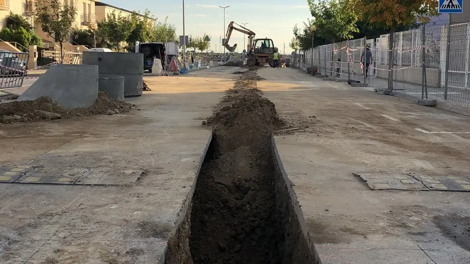 Obres del col·lector de Torrefarrera, davant de l’escola La Creu