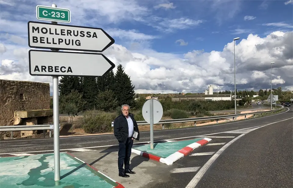 L'alcalde Enric Mir en el punt de l'accés peatonal al cementiri de les Borges 1