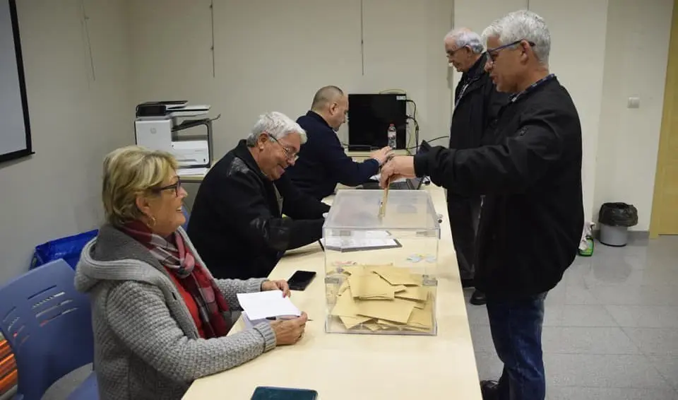 Votació del socis de l'Ateneu de Linyola