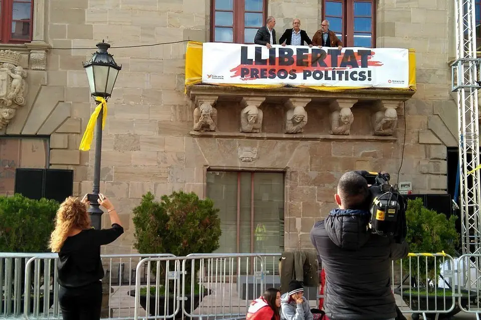 Ramon Royes en el balcó de la Paeria de Cervera amb la nova pancarta