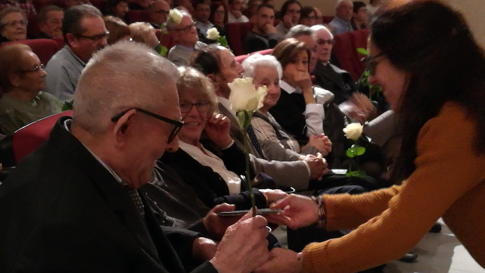 Un dels moments que s'ha fet entrega d'una rosa blanc i un dvd als testimonis que apareixen al video %22Les Veus de Riella%22.jpg