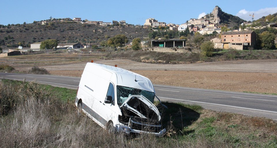 Pla general de l'estat de la furgoneta que s'ha vist implicada en un accident mortal a la carretera C-26 al seu pas per Foradada (Noguera) amb la vista del poble al fons, el 16 de novembre de 2018 (Horitzontal).