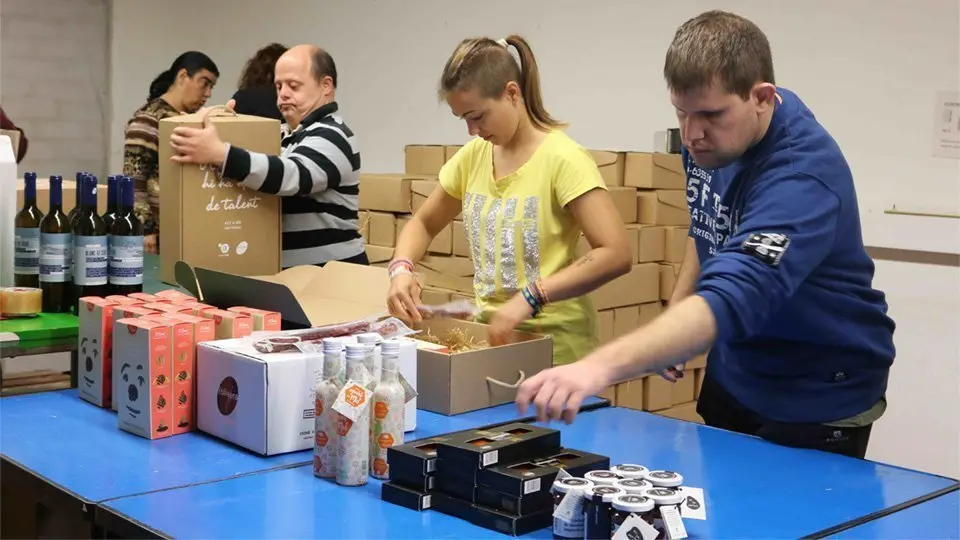 La preparació dels Lots de Nadal a les instal·lacions de l&#39;Associació Alba de Tàrrega