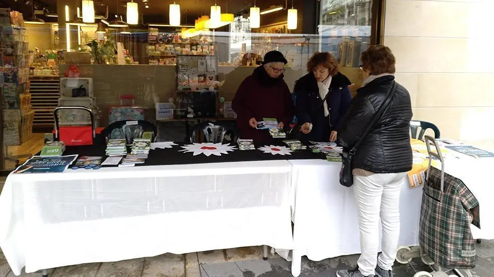 La paradeta de venda de números per la rifa del sorteig de llençols artesanals de Dones Nèvia