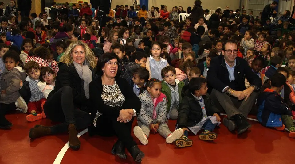 La directora Montse Serret i l&#39;alcalde Marc Solsona entre els alumnes d&#39;Ignasi Peraire