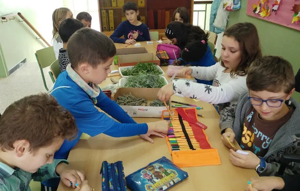 Els alumnes de l'escola La Bassa treballen en el taller