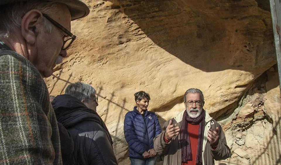 Visita al jaciment  rupestres de la Roca dels Moros del Cogul