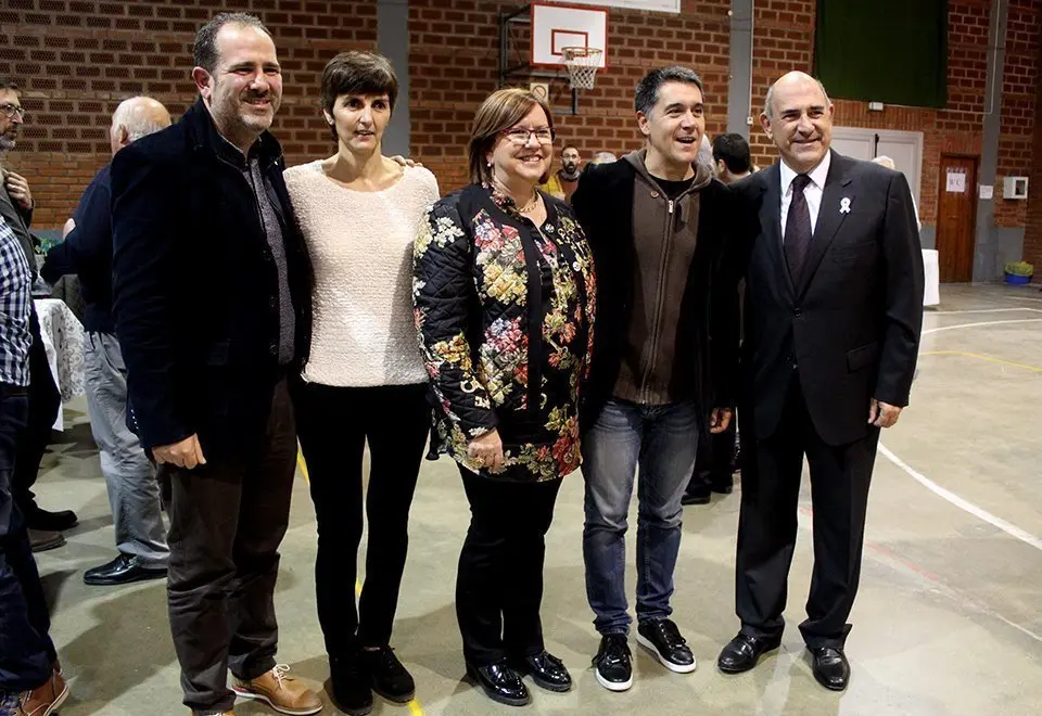 L'escriptor gironí Martí Gironell amb autoritats i representants dels sardanistes