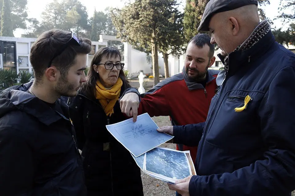 L&#39;alcalde de Bell-lloc i altres regidors mirant documentació sobre els bombardejos de la Guerra Civil