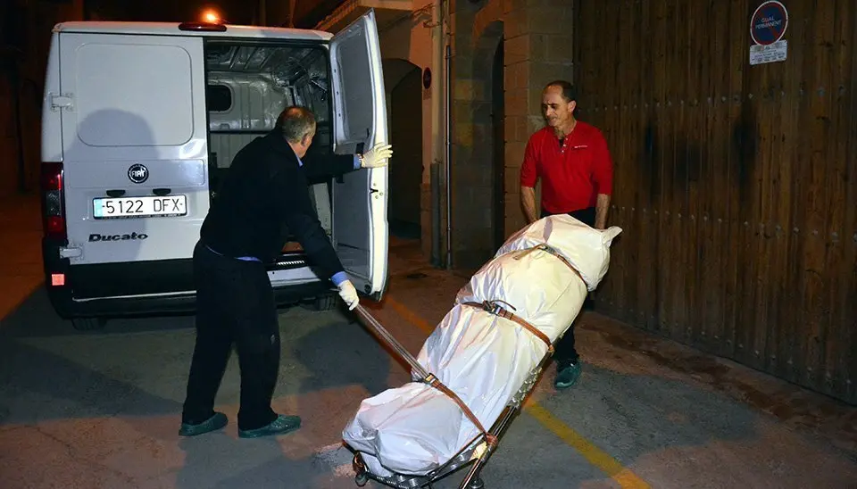 Treballadors de la funerària s&#39;enduen el cadàver de l&#39;home aparegut mort a Artesa de Segre