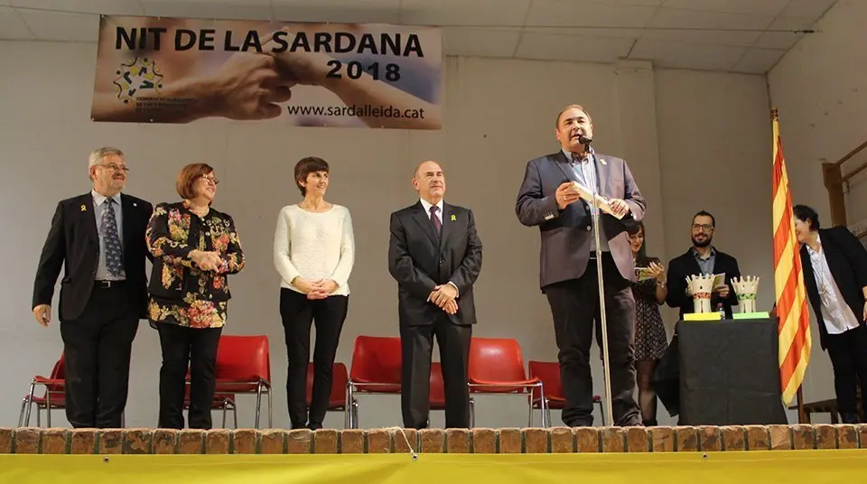 L'lcalde de Bellcaire, Jaume Monfort recull el relleu de la Nit de la Sardana 2019