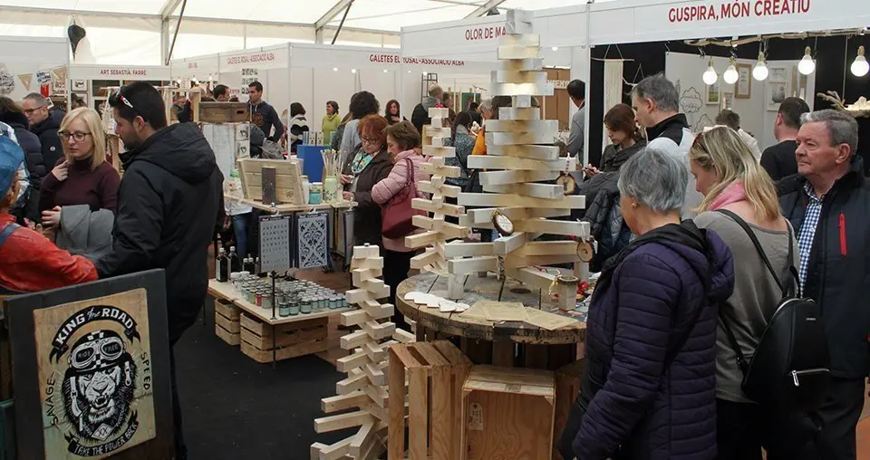 Un centenar d'expositots en la  Fira d'Artistes i Activitats Tradicionals de Tàrrega