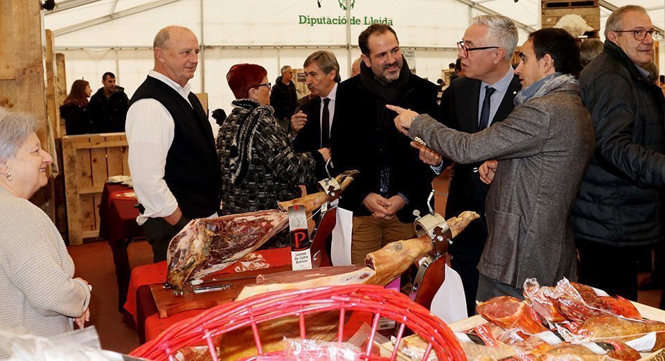 L'alcalde de Preixana Jaume Pané acompanya als convidats en la visita a la Fira De Prop