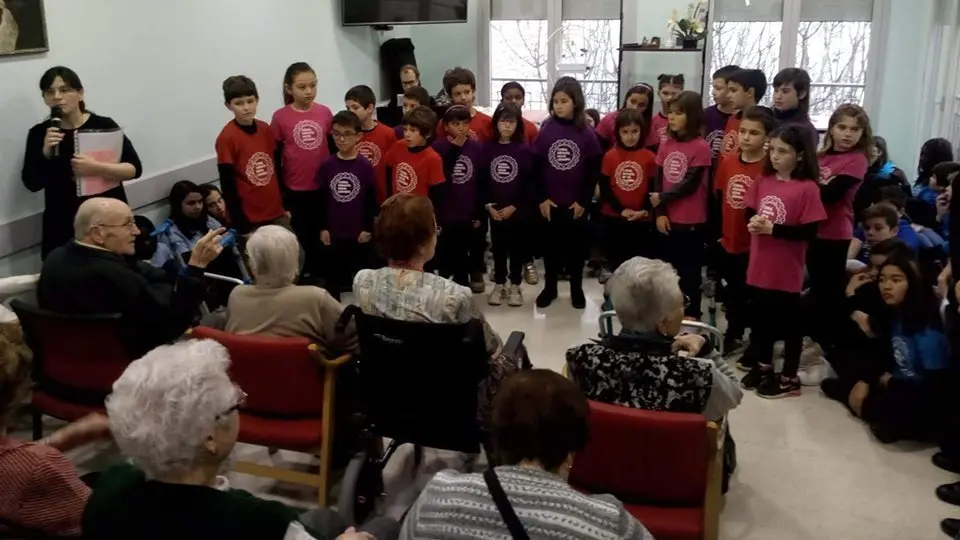 El Coral Infantil Nova Cervera cantant pels avis de la residència