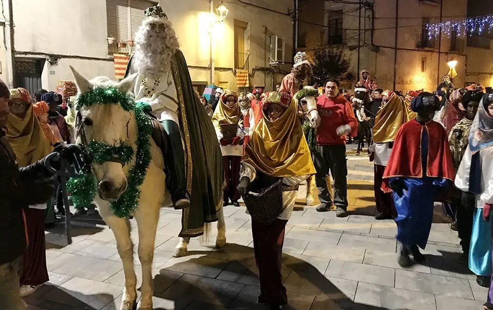 Els Mags d&#39;Orient han arribat a Juneda amb el més tradicional estil, a lloms dels seus cavalls, els Reis i els seus patges han arribat al municipi de les Garrigues per portar els regals als nens i nenes, i també repartint il·lusions als més grans.

D&#39;aquesta manera Juneda ha retornat als orígens de la festa, deixant de banda l&#39;evolució tecnològica i recuperant el transport amb el qual sempre havien recorregut pobles i ciutats.