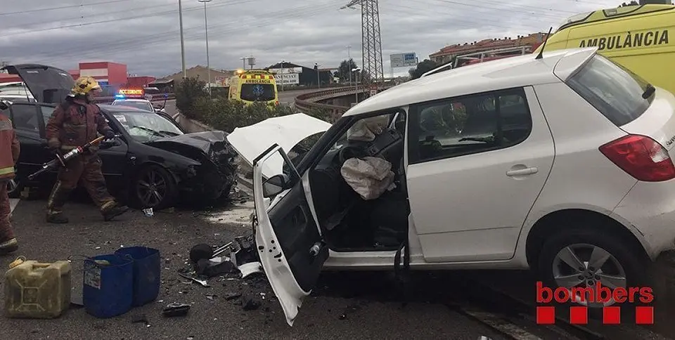 Bombers actuant en un accident de trànsit - Bombers 1