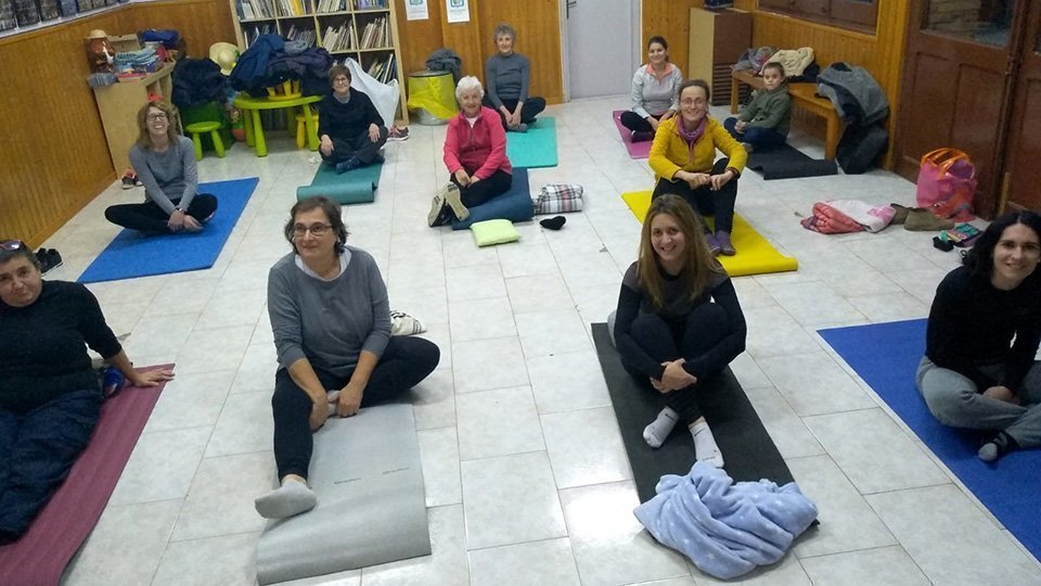 Els participants en el curs d'Hatha-ioga al Centre Social de Sedó i Riber