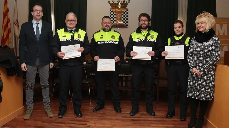 L'alcalde Marc Solsona i una representació dels agents que han participat en la formació 1