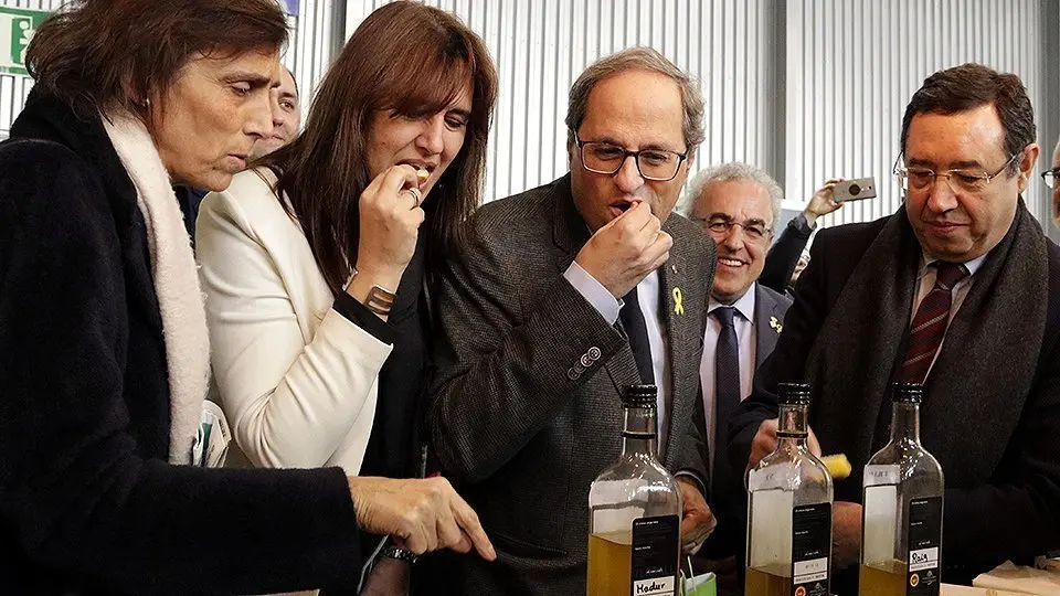 Imatge del president Quim Torra, la consellera de Cultura, Laura Borràs, el delegat del govern a Lleida, Ramon Farré i la dona del president tastant oli en la 56a Fira de l'Oli i Les Garrigues. El 19 de gener de 2019. (Horitzontal)