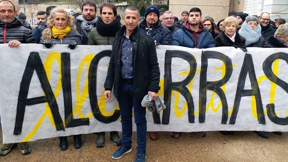 Miquel Serra acompanyat dels alcaldes de Lleida i veïns d'Alcarràs