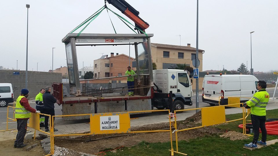 Els operaris instal·len la nova marquesina a la carretera de Torregrossa