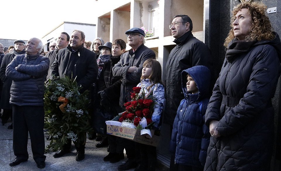 Ester Capella, al cementiri nou del Soleràs assistint als funerals de les víctimes de la Guerra identificades