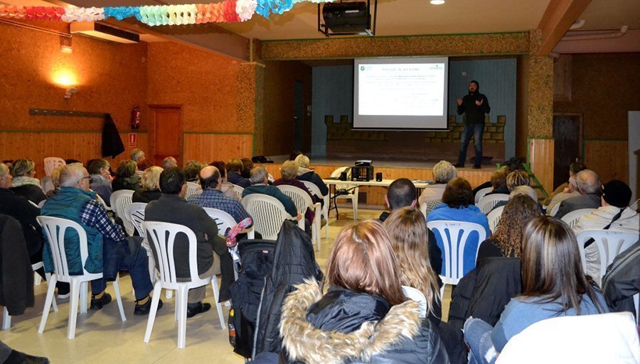 L'alcalde de Sanaüja, Josep Condal en la xerrada al Local Social