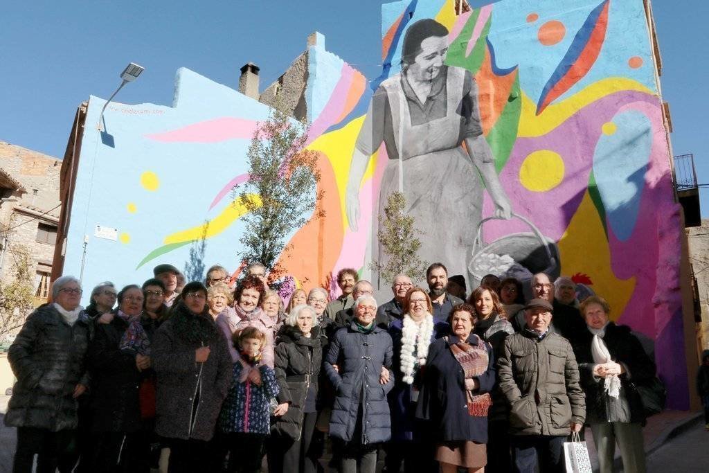 Imatge de l&#39;acte d&#39;inaugurció de la plaça 1 d&#39;Octubre, amb el mural d&#39;Oriol Arumí