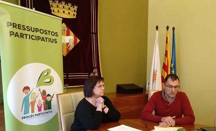 Maria Fusté i Albert Quintillà presentant el carril bici a la sala de Plens de les Borges.