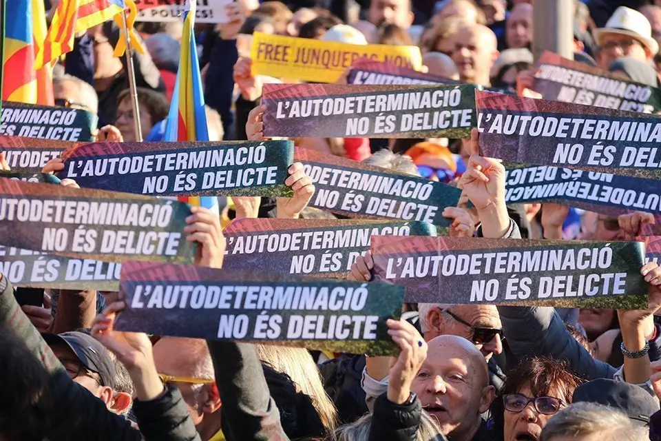 Un grup de manifestants sostenen cartells amb el lema &#39;L&#39;autodeterminació no és delicte&#39;