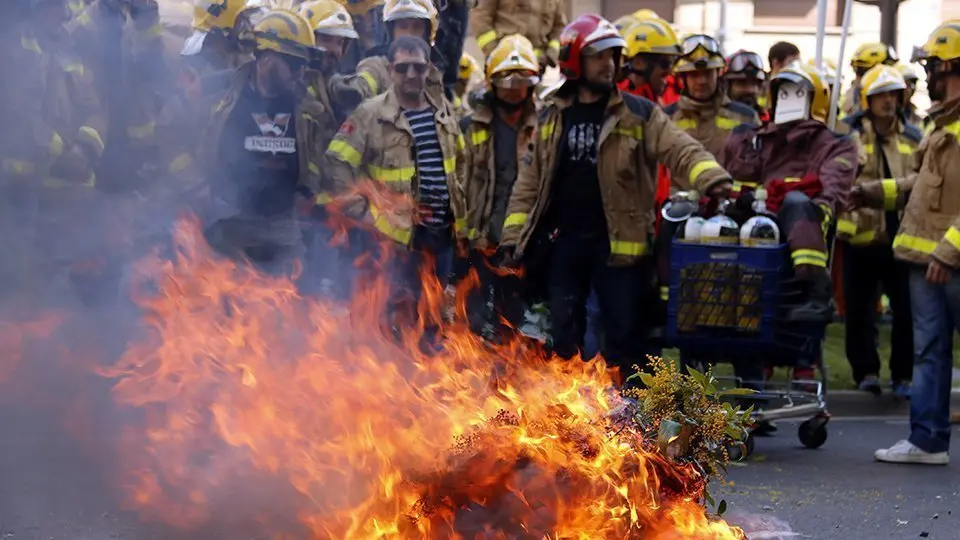 Foguera feta pels bombers al davant de la delegació de Govern