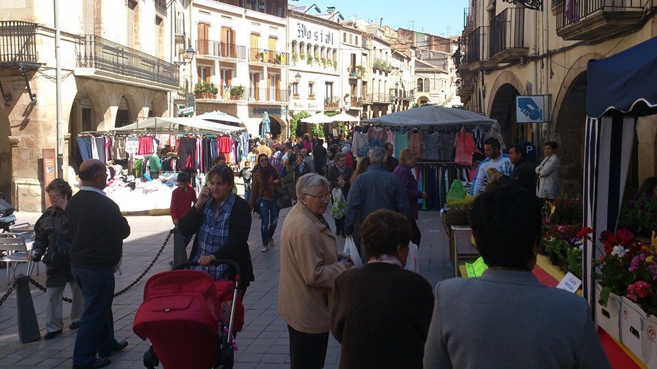Mercat de dissabte a la plaça de l'1 d'Octubre de les Borges Blanques
