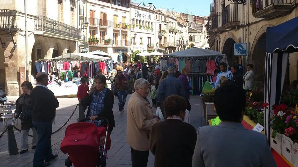 Mercat de dissabte a la plaça de l'1 d'Octubre de les Borges Blanques