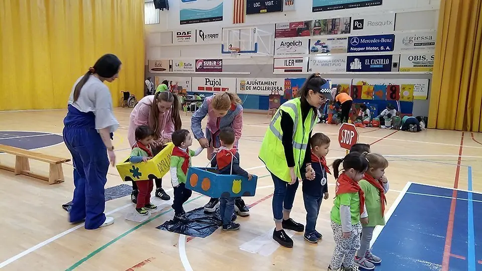 La quitxalla de l'escola bressol El Niu amb alumnes de l'INS Mollerussa