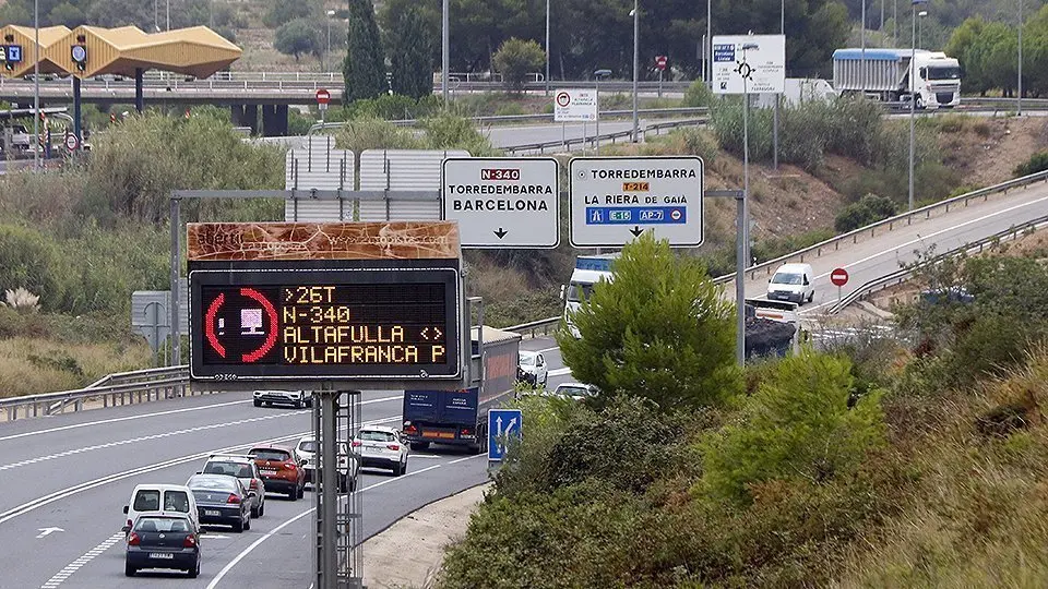 Rètol lluminós que informa de la restricció de pas de camions per l&#39;N-340