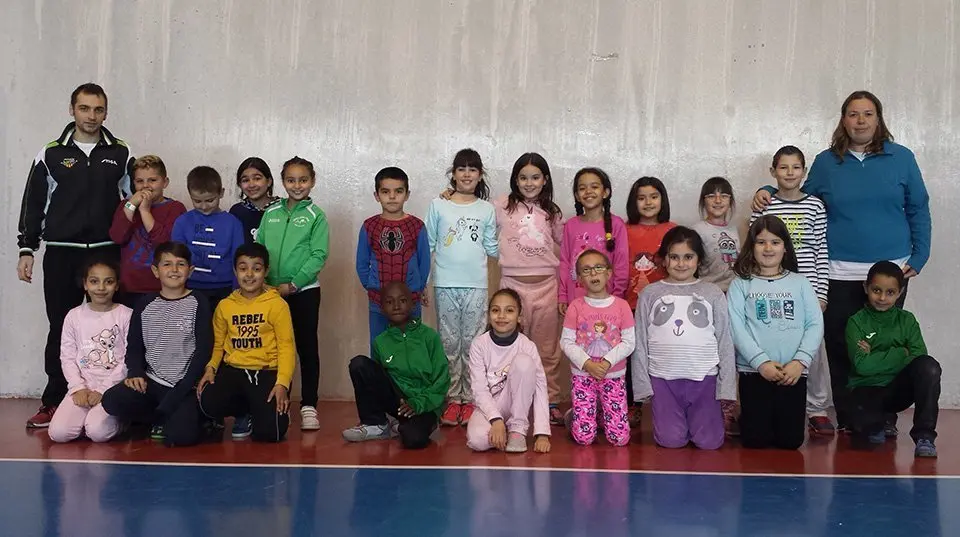 Alumnes de l'Escola Mestre Ignasi Peraire practiquen el tennis taula 1