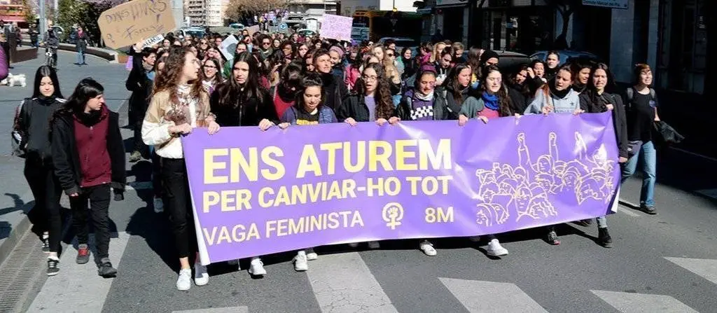 Representants de la Coordinadora 8M de Lleida manifestant-se pels carrers de la ciutat