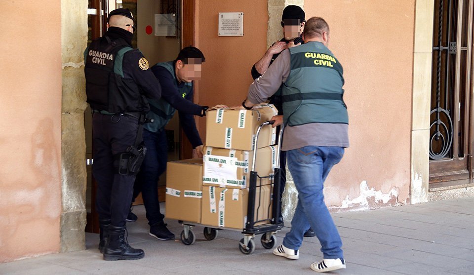 Agents de la Guàrdia Civil traient caixes de documentació de l&#39;Ajuntament d&#39;Almacelles