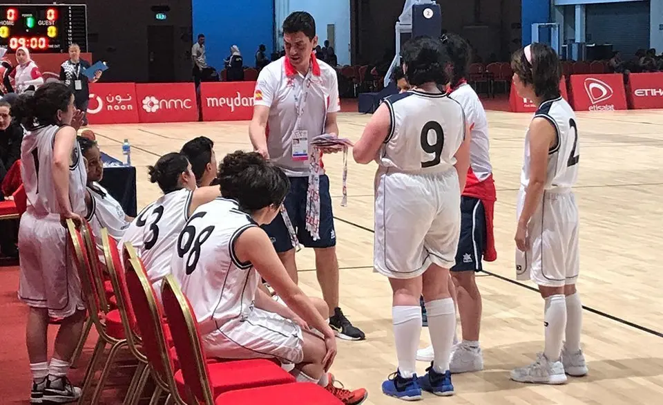 Álvaro Terreros dona instruccions a les jugadores catalanes