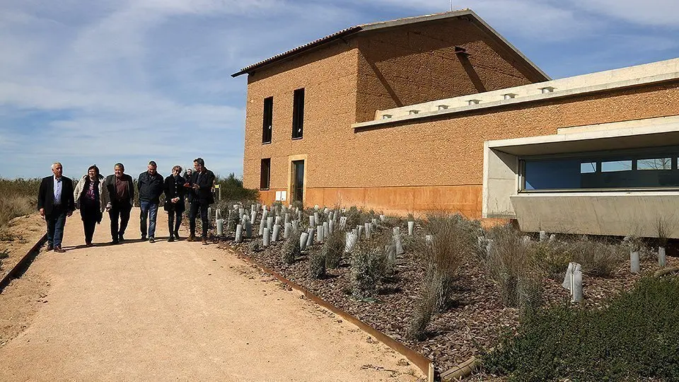 Pla obert on es poden veure els membres del Consorci de l'estany d'Ivars i Vila-sana caminant pel costat de Cal Sinén, el 14 de març de 2019. (Horitzontal)