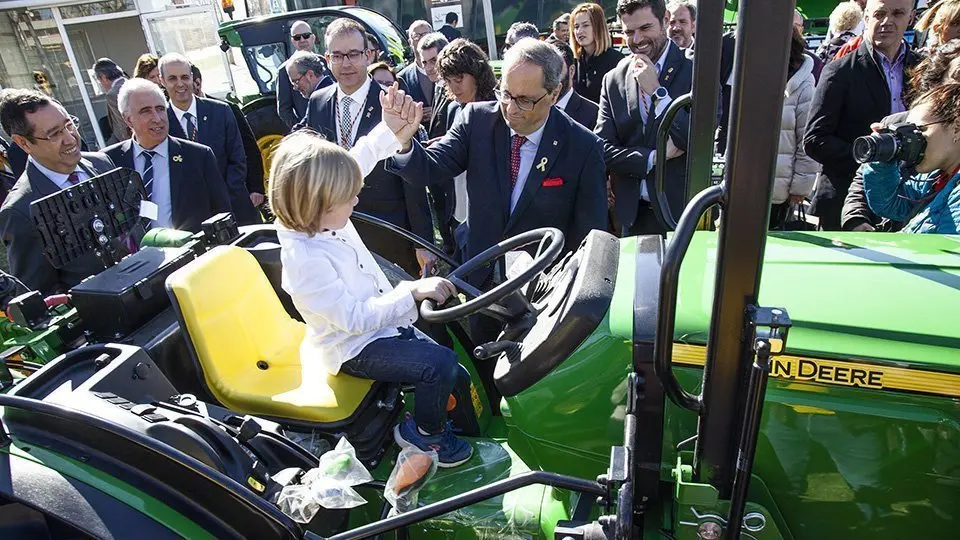 Quim Torra saluda a un jove apassionat dels tractors a la Fira de Sant Josep de Mollerussa