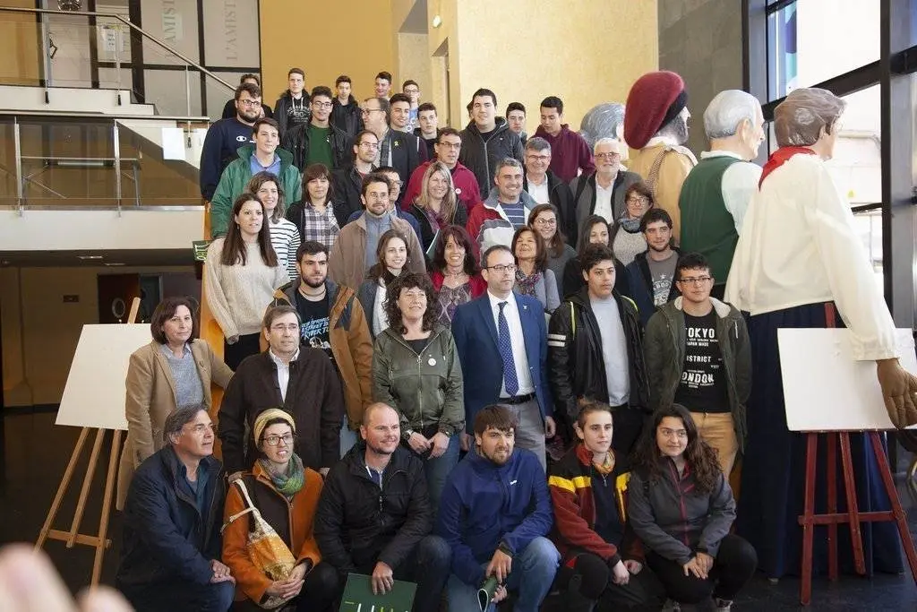 Teresa Jordà amb participants en l'Aplec de joves al camp