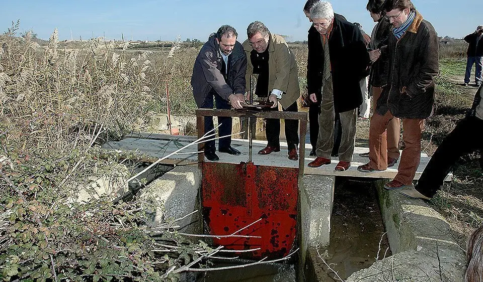 Joan Reñé i Antoni Siurana obren la pala per omplir l'Estany d'Ivars i Vila-sana