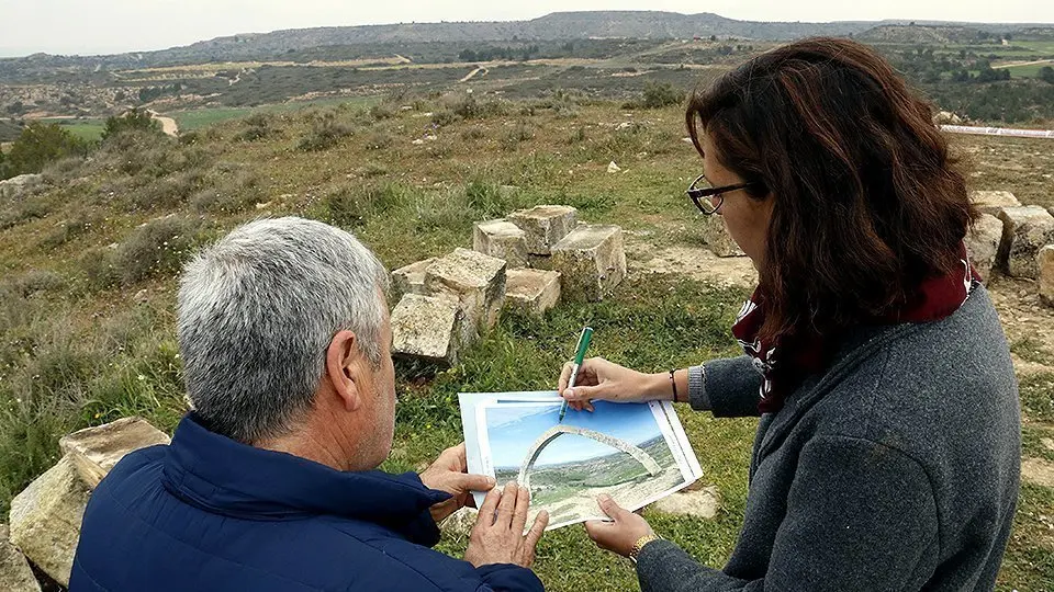 Els tècnics analitzen les pedres, ja a terra, amb l&#39;ajuda d&#39;una fotografia de l&#39;Arc d&#39;Adà