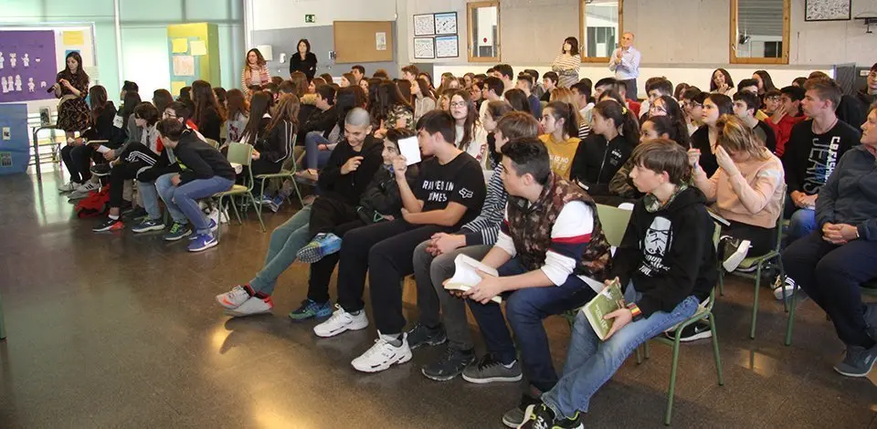 Espido Freire, amb els alumnes de l'INS La Serra de Mollerussa