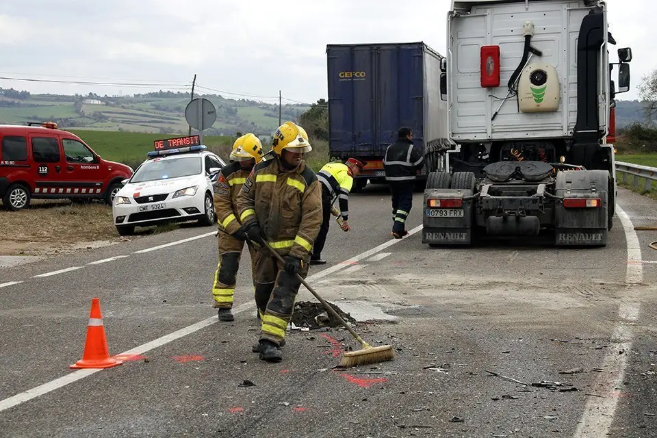 Bombers i Mossos d&#39;Esquadra treballant al lloc de l&#39;accident mortal