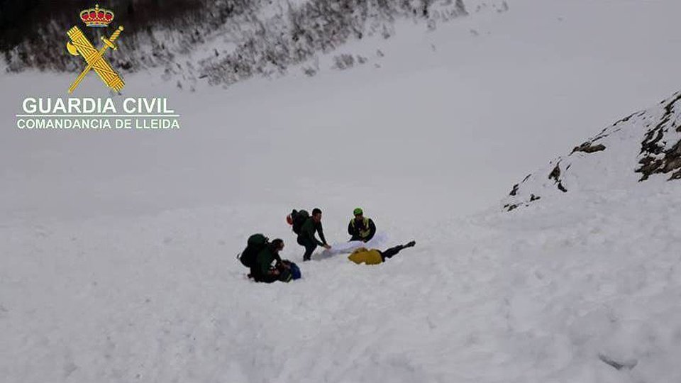 El Grup de Rescat de Muntanya de la Guàrdia Civil al costat del muntanyenc mort