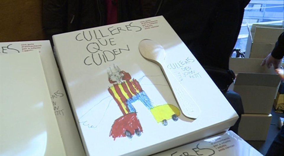 Imatge del llibre solidari Culleres que Cuiden, amb la Pilarín Bayés